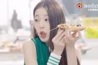 Nữ ca sĩ hút 130 triệu lượt đọc vì cách ăn pizza 'giả trân'