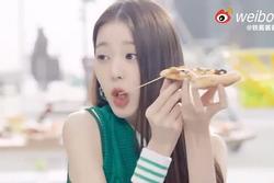 Nữ ca sĩ hút 130 triệu lượt đọc vì cách ăn pizza 'giả trân'