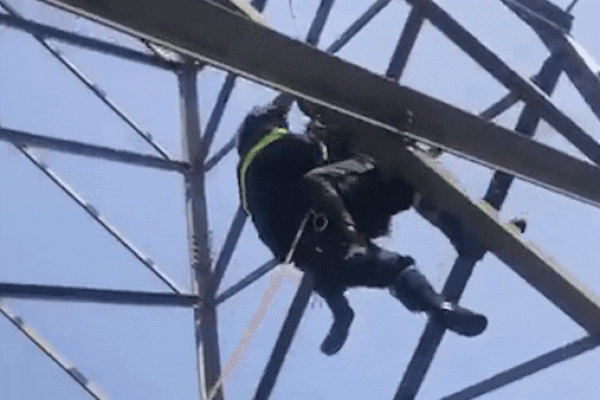 Clip: Cứu người phụ nữ 63 tuổi vắt vẻo trên cột điện cao 25m