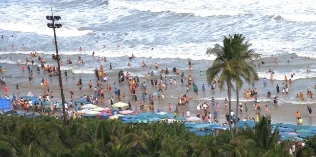 Biển Vũng Tàu đông nghịt người dịp Tết Quý Mão-1