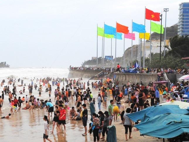 Biển Vũng Tàu đông nghịt người dịp Tết Quý Mão-2