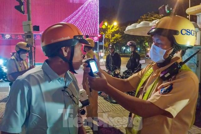 Bị CSGT phạt kịch khung vì nồng độ cồn, tài xế phân trần nhà gần... chỗ nhậu-2