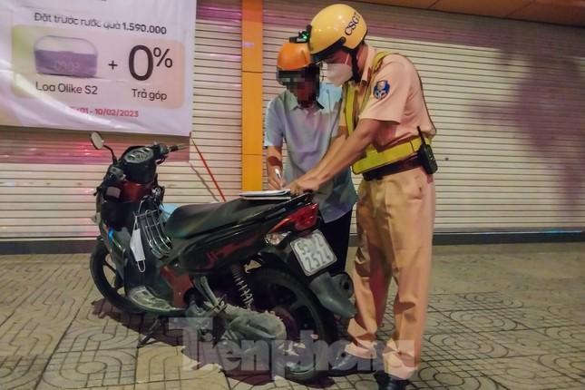 Bị CSGT phạt kịch khung vì nồng độ cồn, tài xế phân trần nhà gần... chỗ nhậu-4