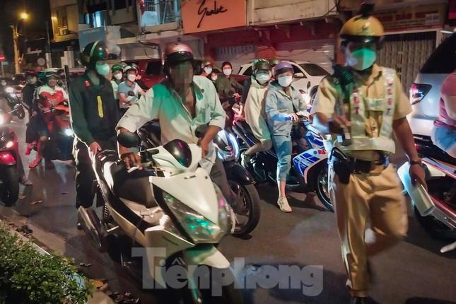 Bị CSGT phạt kịch khung vì nồng độ cồn, tài xế phân trần nhà gần... chỗ nhậu-5