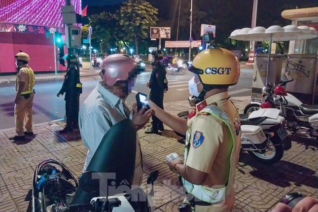 Bị CSGT phạt kịch khung vì nồng độ cồn, tài xế phân trần nhà gần... chỗ nhậu-7