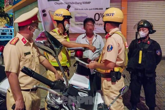 Bị CSGT phạt kịch khung vì nồng độ cồn, tài xế phân trần nhà gần... chỗ nhậu-8