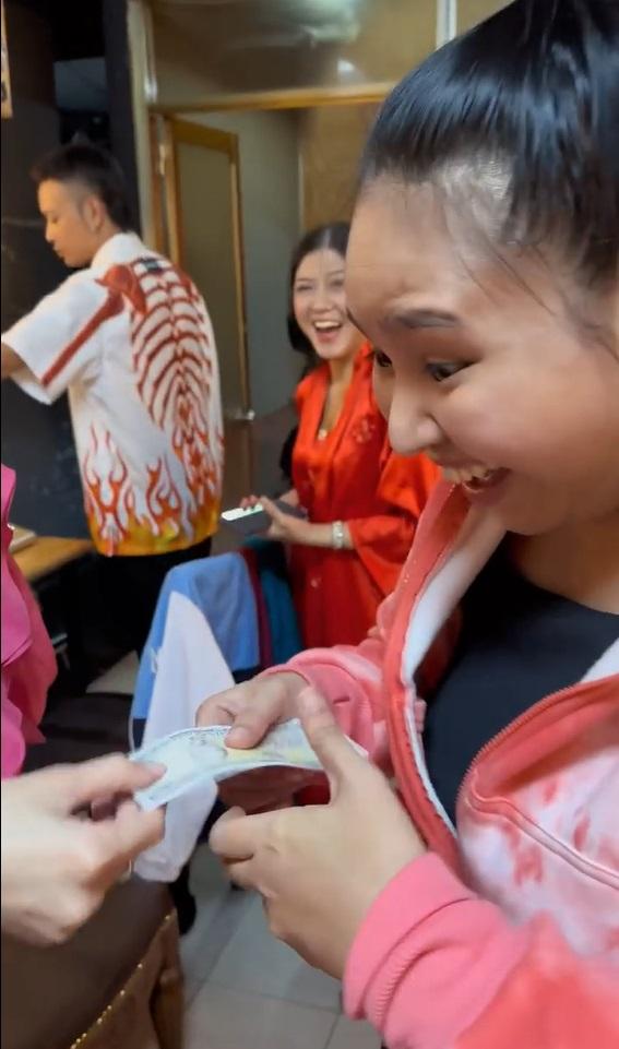 Ớn lạnh màn lì xì đồng nghiệp của Diệu Nhi-3