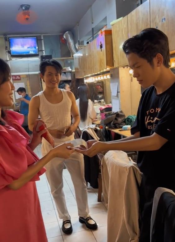 Ớn lạnh màn lì xì đồng nghiệp của Diệu Nhi-6