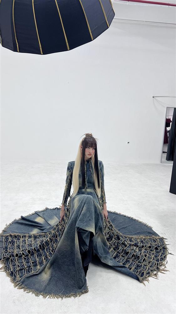 Lương Thùy Linh mặc đầm đắp mền gây tranh cãi của Nhã Phương-5