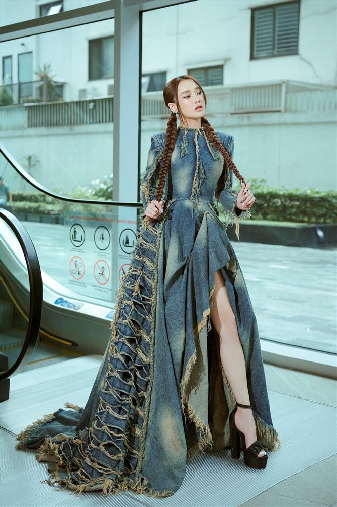 Lương Thùy Linh mặc đầm đắp mền gây tranh cãi của Nhã Phương-7