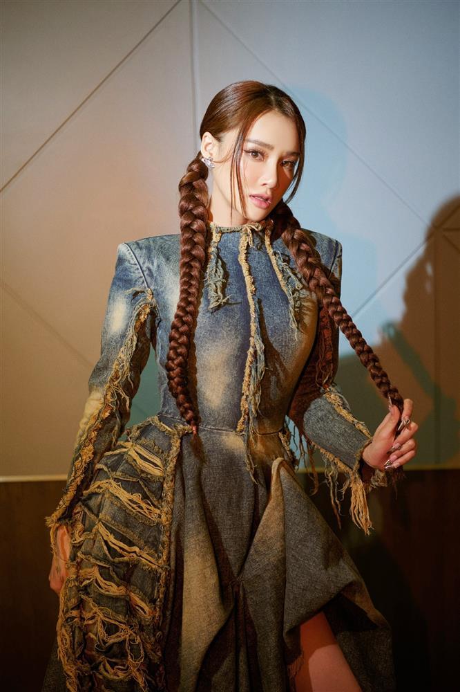 Lương Thùy Linh mặc đầm đắp mền gây tranh cãi của Nhã Phương-6