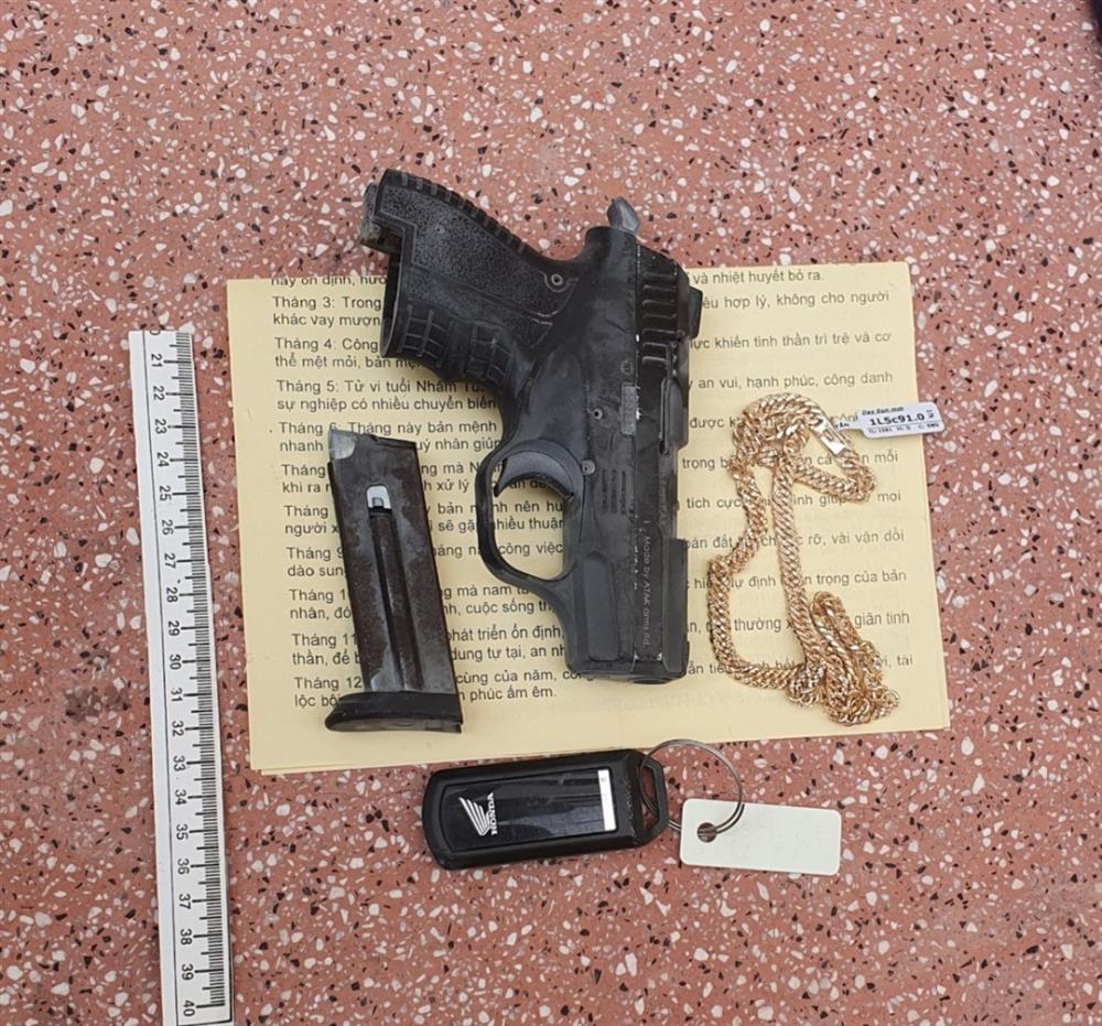 Bắt giữ thanh niên dùng vật giống súng cướp tiệm vàng ở Sóc Trăng-2