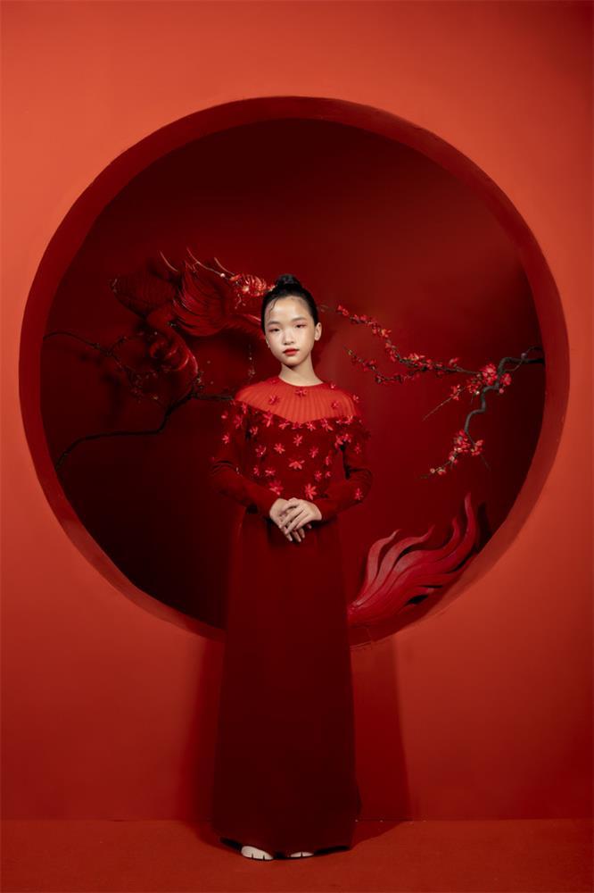 Mẫu nhí Khánh Ngọc thần thái trong BST áo dài Tết-2