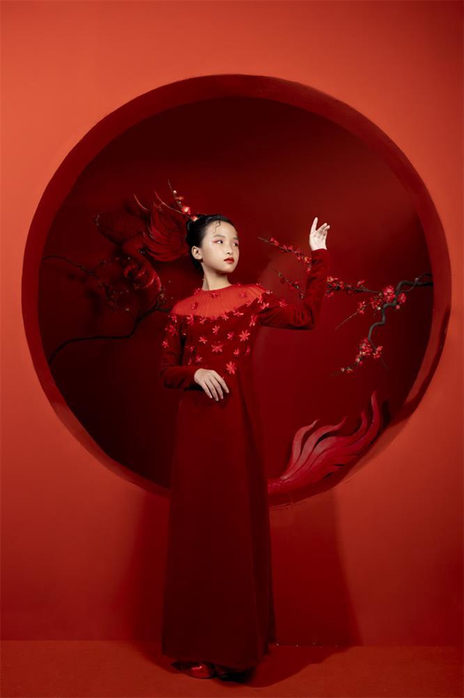 Mẫu nhí Khánh Ngọc thần thái trong BST áo dài Tết-4