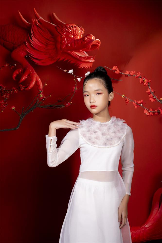 Mẫu nhí Khánh Ngọc thần thái trong BST áo dài Tết-1
