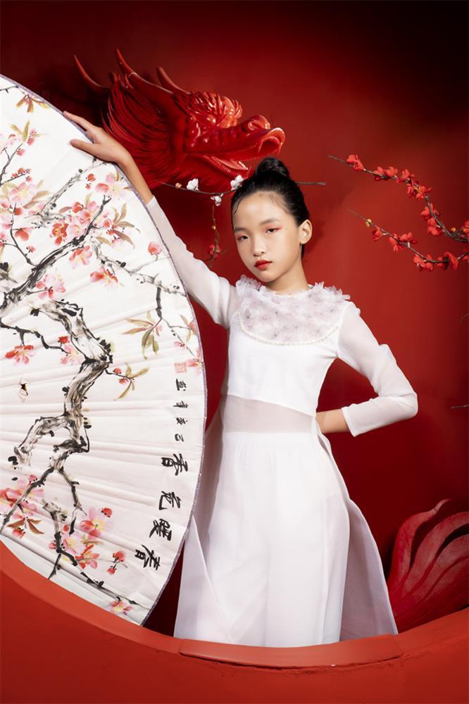 Mẫu nhí Khánh Ngọc thần thái trong BST áo dài Tết-3