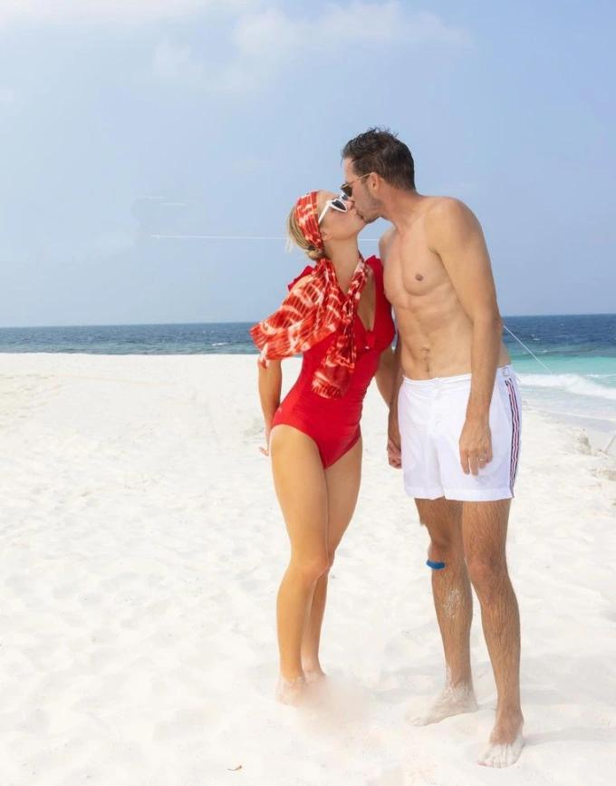 Paris Hilton hạnh phúc đón con đầu lòng ở tuổi 42-3