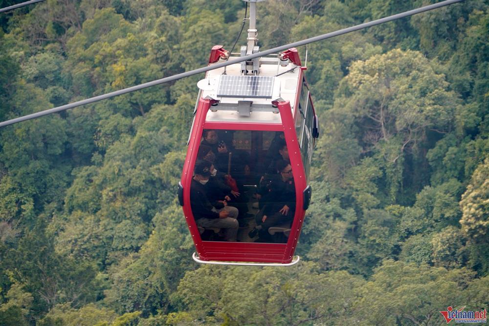 Vạn người đổ về Yên Tử, vẫn cảnh chà tiền vào chuông chùa Đồng-2