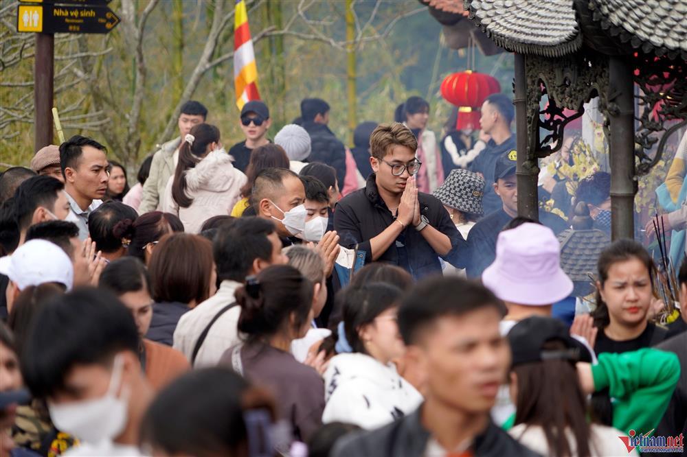 Vạn người đổ về Yên Tử, vẫn cảnh chà tiền vào chuông chùa Đồng-5