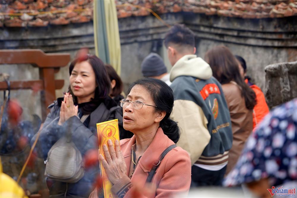 Vạn người đổ về Yên Tử, vẫn cảnh chà tiền vào chuông chùa Đồng-6