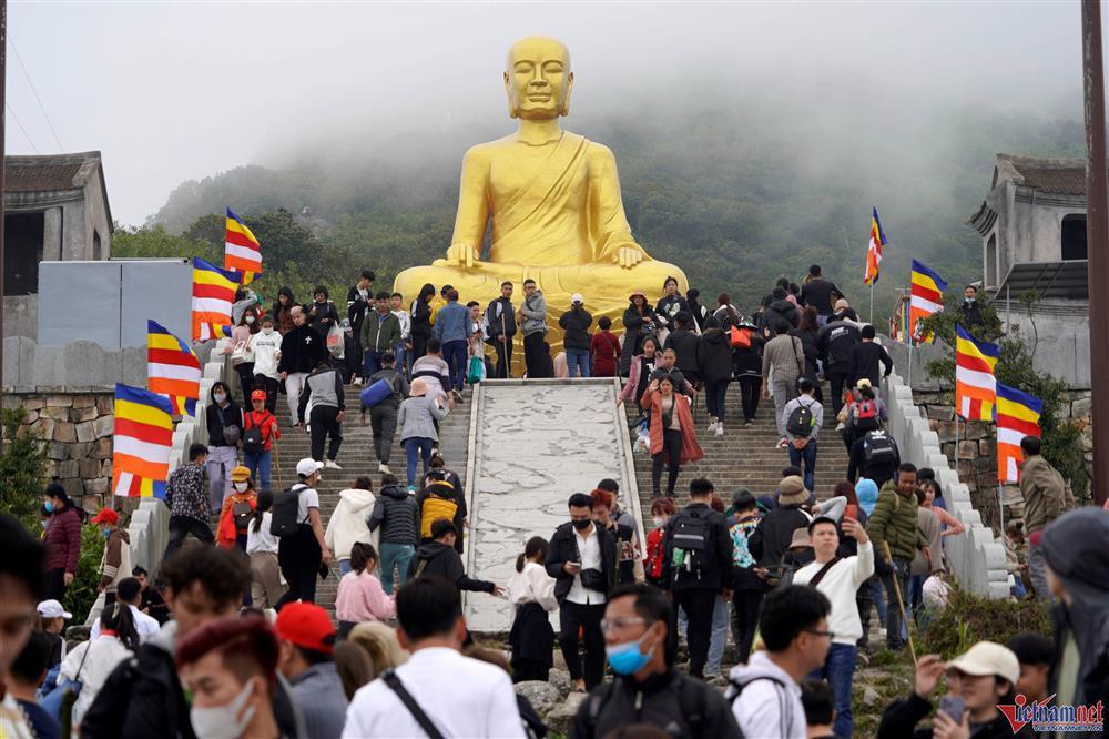 Vạn người đổ về Yên Tử, vẫn cảnh chà tiền vào chuông chùa Đồng-8