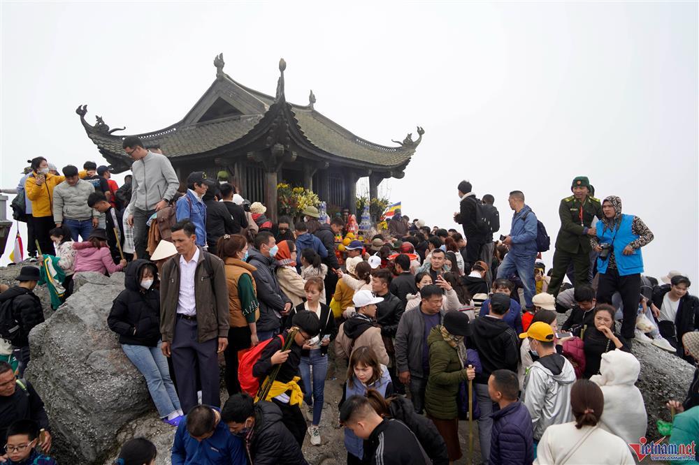 Vạn người đổ về Yên Tử, vẫn cảnh chà tiền vào chuông chùa Đồng-10