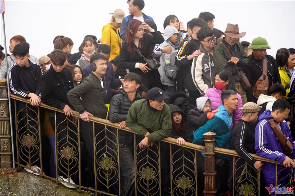 Vạn người đổ về Yên Tử, vẫn cảnh chà tiền vào chuông chùa Đồng-9