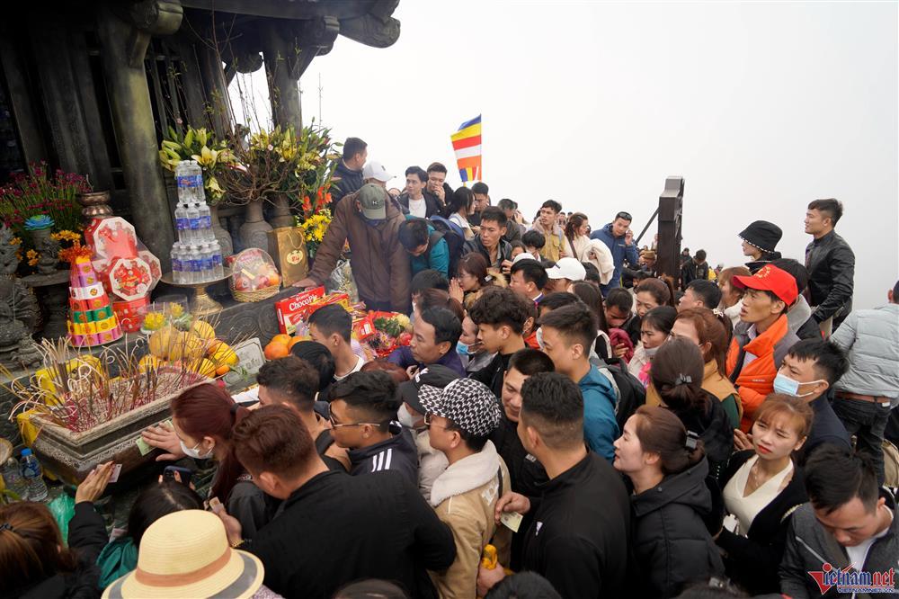 Vạn người đổ về Yên Tử, vẫn cảnh chà tiền vào chuông chùa Đồng-11