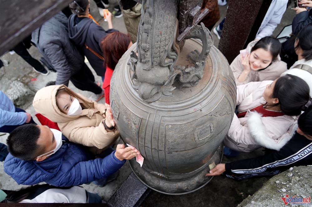 Vạn người đổ về Yên Tử, vẫn cảnh chà tiền vào chuông chùa Đồng-12