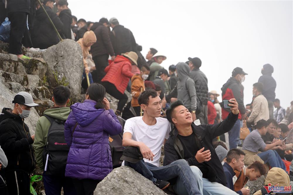 Vạn người đổ về Yên Tử, vẫn cảnh chà tiền vào chuông chùa Đồng-13