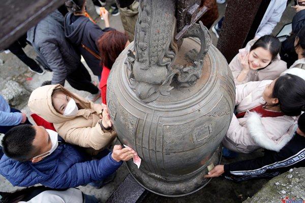 Chùa Hương đông kín khách trong ngày khai hội-6