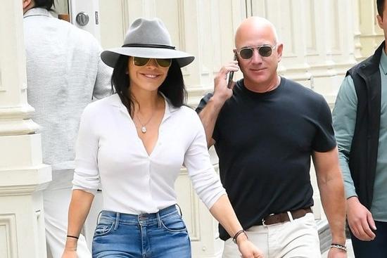 Bạn gái ca ngợi tỷ phú Jeff Bezos