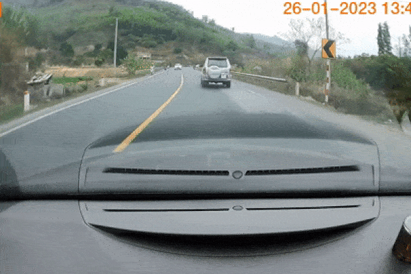 Ôtô chở 18 người đi đám cưới rơi xuống vực, 3 người tử vong-2