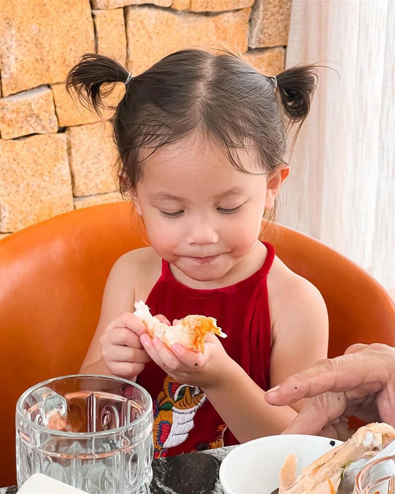 Hết Tết, Hà Hồ dìm hàng con gái với dáng ngồi khó đỡ-7