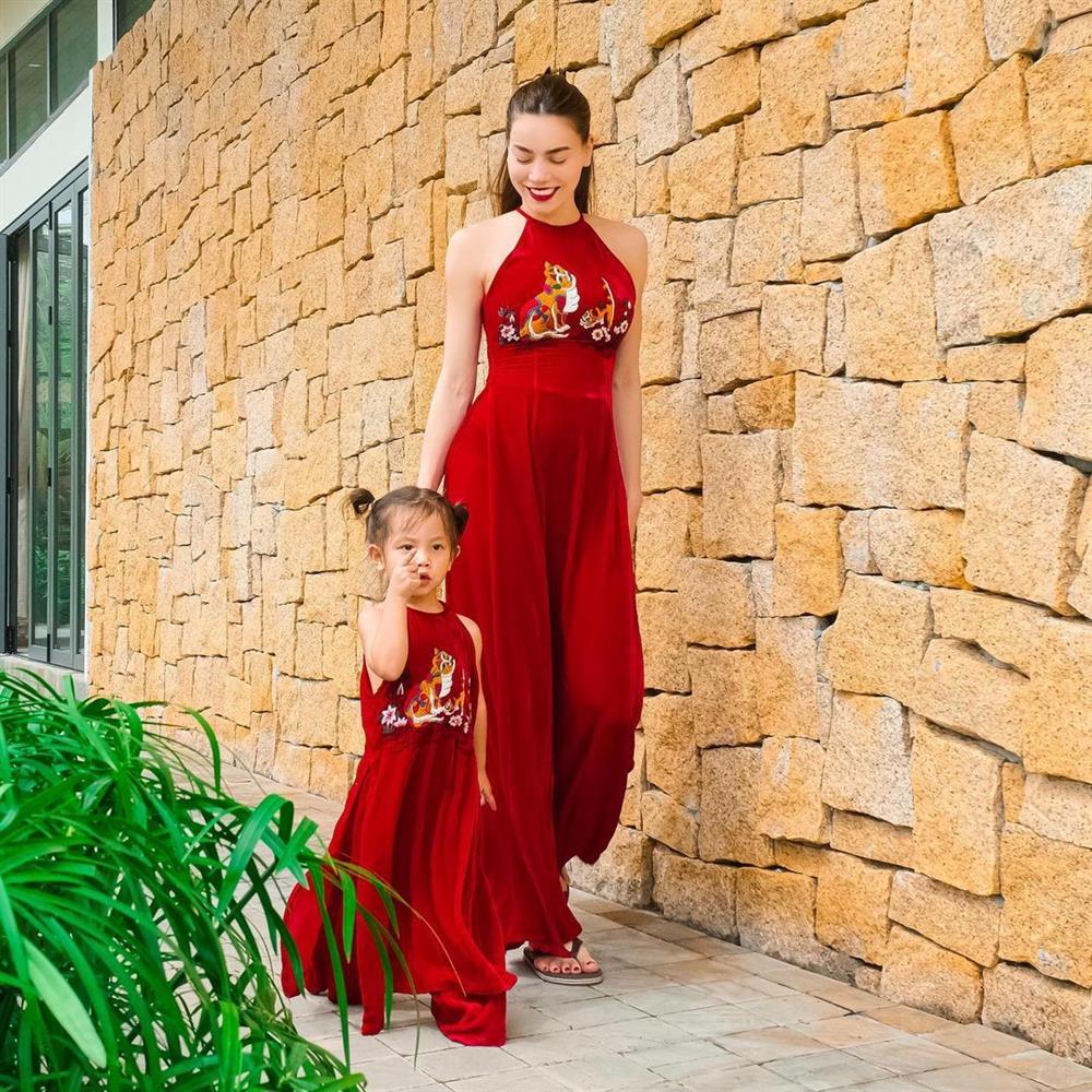 Hết Tết, Hà Hồ dìm hàng con gái với dáng ngồi khó đỡ-3