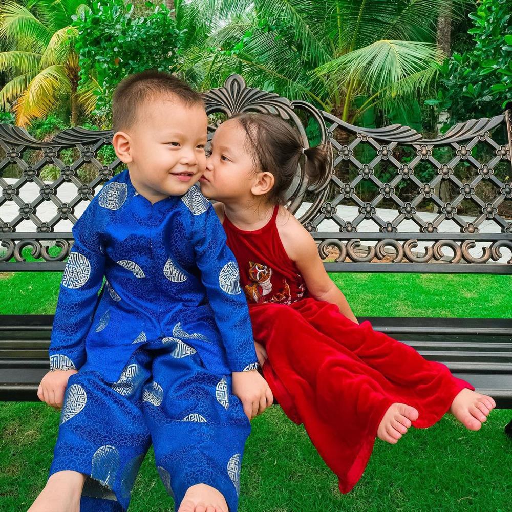 Hết Tết, Hà Hồ dìm hàng con gái với dáng ngồi khó đỡ-10