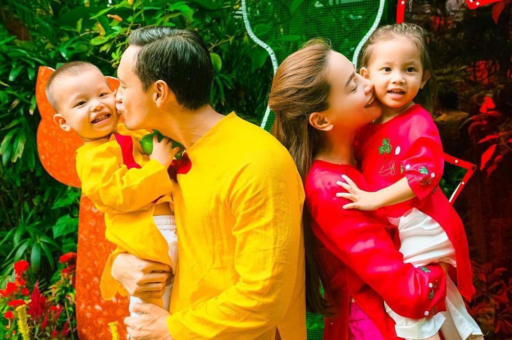 Hết Tết, Hà Hồ dìm hàng con gái với dáng ngồi khó đỡ-1