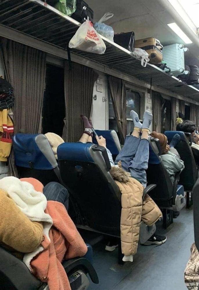 Hồn nhiên gác chân lên đầu người già, 2 cô gái bị chỉ trích mạnh-1