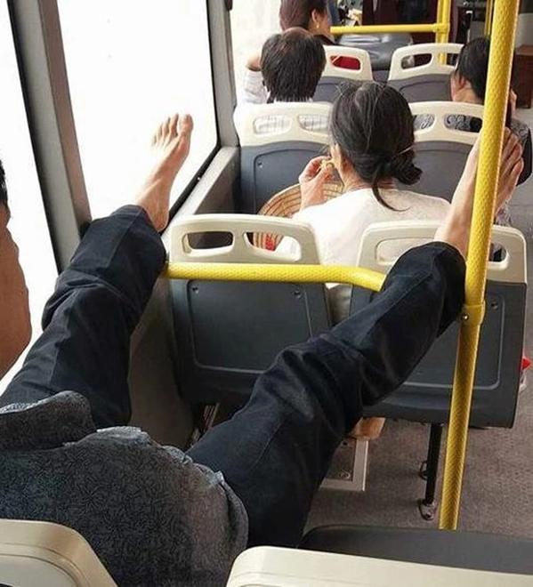 Hồn nhiên gác chân lên đầu người già, 2 cô gái bị chỉ trích mạnh-3