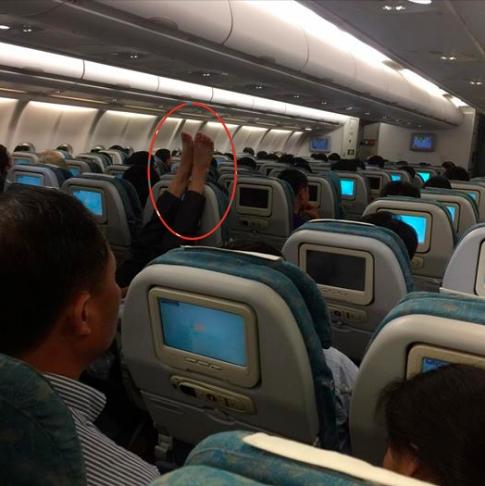 Hồn nhiên gác chân lên đầu người già, 2 cô gái bị chỉ trích mạnh-4