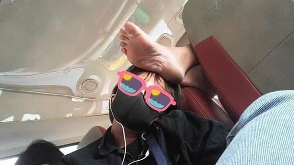 Hồn nhiên gác chân lên đầu người già, 2 cô gái bị chỉ trích mạnh-6