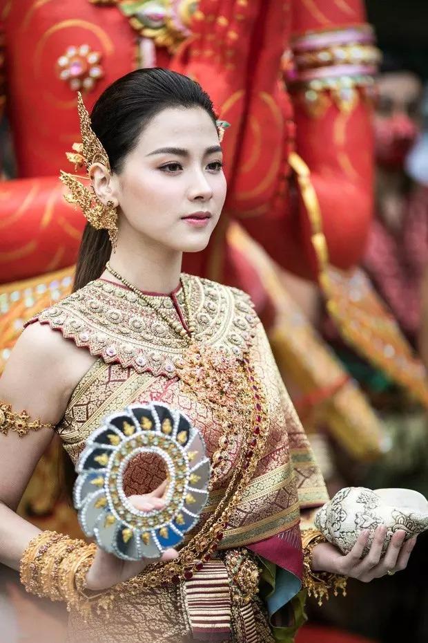 Mỹ nhân Thái Baifern Pimchanok gây sốt với hình ảnh nữ thần dịp đầu năm-7