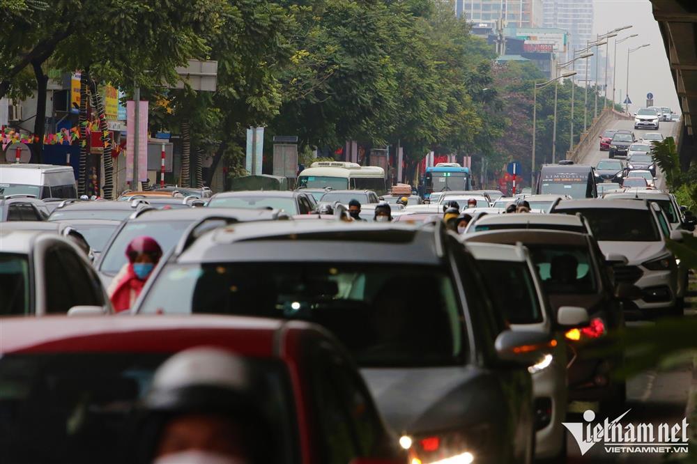 Đường phố Hà Nội náo nhiệt trở lại ngày đầu đi làm sau Tết-7