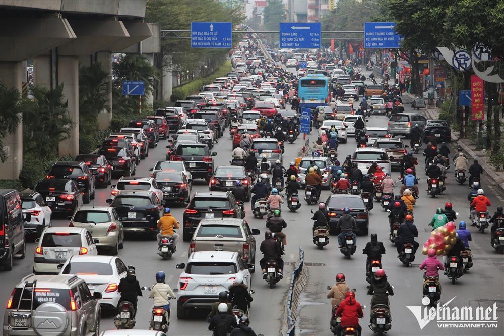 Đường phố Hà Nội náo nhiệt trở lại ngày đầu đi làm sau Tết-8