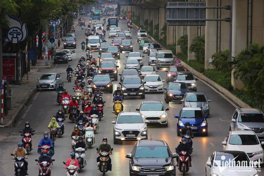 Đường phố Hà Nội náo nhiệt trở lại ngày đầu đi làm sau Tết-1