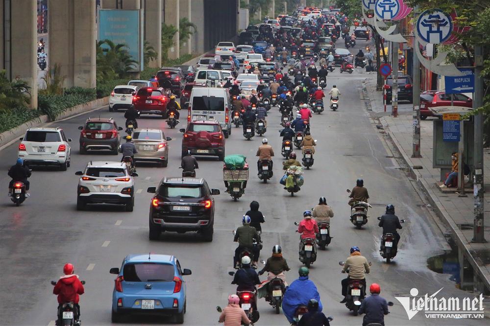 Đường phố Hà Nội náo nhiệt trở lại ngày đầu đi làm sau Tết-2