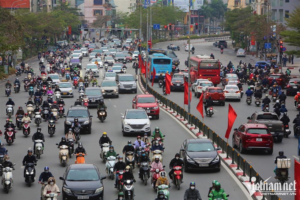 Đường phố Hà Nội náo nhiệt trở lại ngày đầu đi làm sau Tết-9