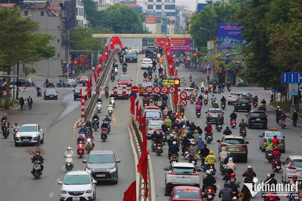 Đường phố Hà Nội náo nhiệt trở lại ngày đầu đi làm sau Tết-10