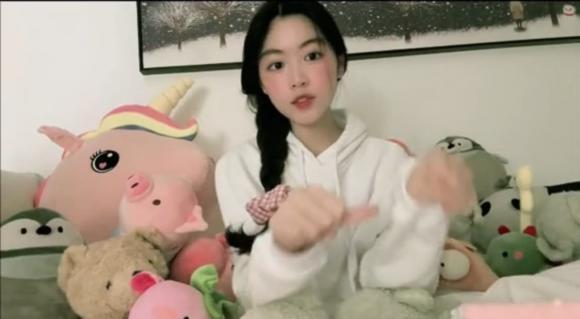 Con gái MC Quyền Linh khoe clip đón Tết, nhan sắc gây sốt-1