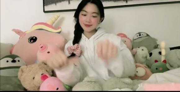 Con gái MC Quyền Linh khoe clip đón Tết, nhan sắc gây sốt-2